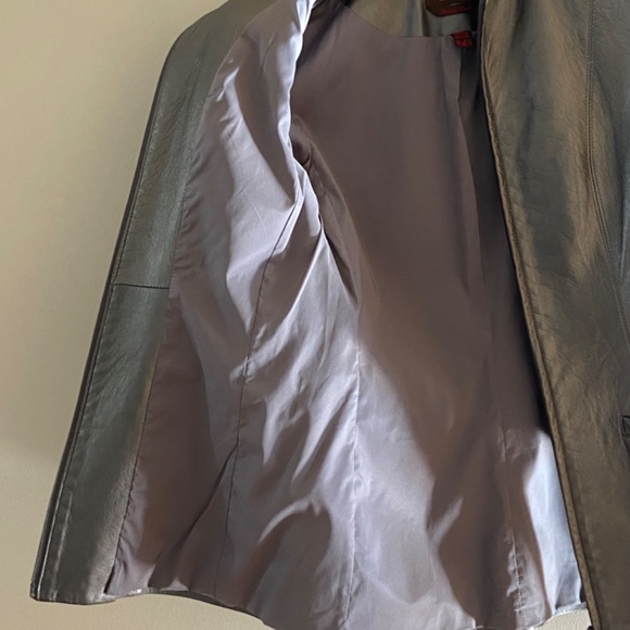 Sleek style Danier leather jacket - Picture 5 of 6
